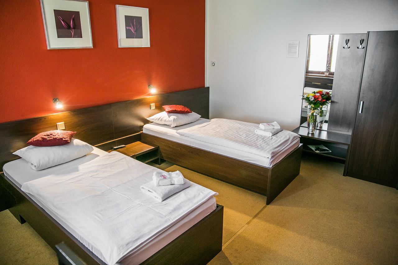 Hotel Best オストラヴァ エクステリア 写真