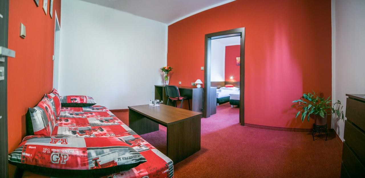 Hotel Best オストラヴァ エクステリア 写真